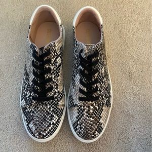 Cushionaire Snake Sneakers size 8
